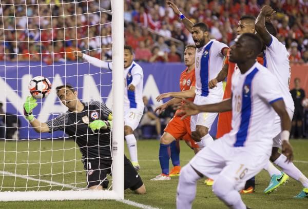 كلاوديو برافو من مباراة منتخبه أمام بنما