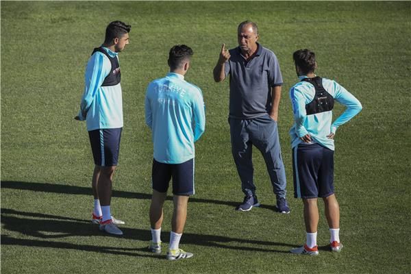 فاتح تريم رفقة لاعبيه فى التدريبات 