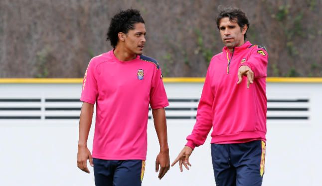 ماوريسيو ليموس (يسار)