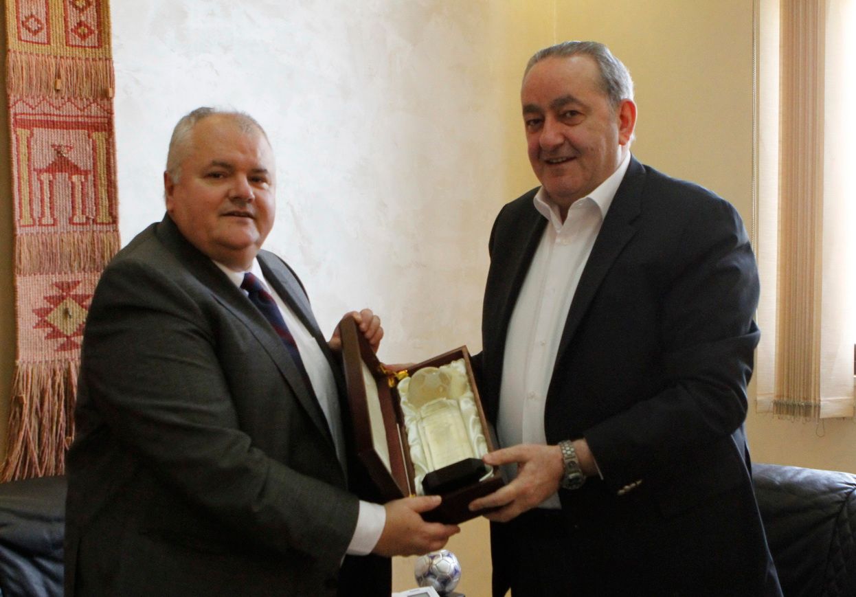 زريقات يقدم للسفير البرازيلي درعا تذكارية