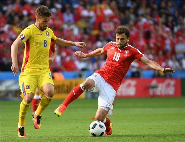 ميهاي بينتيلي على اليسار 