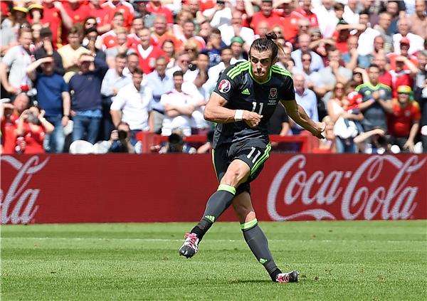 جاريث بيل ينفذ ضربة حرة الذي جاء منه الهدف