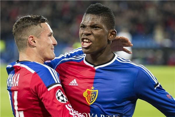 بيريل إمبولو(يمين) مع تولانت تشاكا