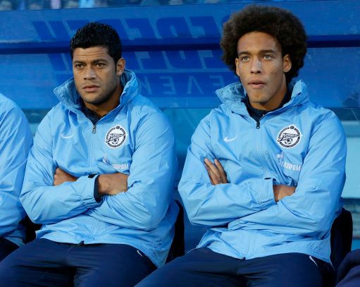  أكسيل فيتسل (يمين)