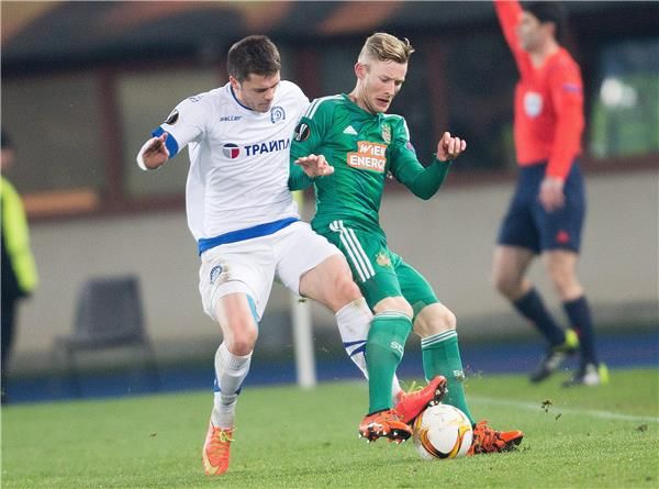 كاينز (يمين)