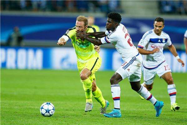 أومتيتي (يمين)