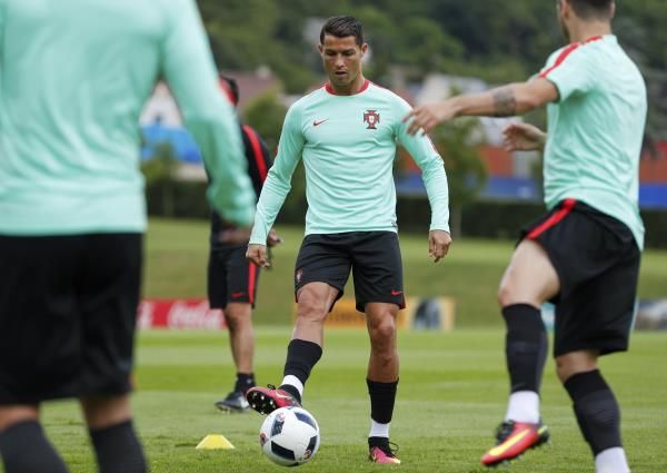 2016-06-17t165135z_97179568_lr1ec6h1atoml_rtrmadp_3_soccer-euro-por_reuters