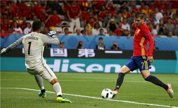 موراتا يسجل هدف اسبانيا الثالث