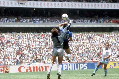 هدف مارادونا الشهير باليد على إنجلترا