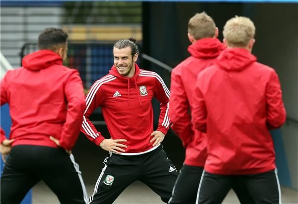 بيل مع زملائه في التمارين