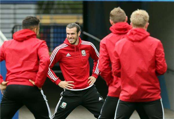 بيل مع زملائه في التمارين