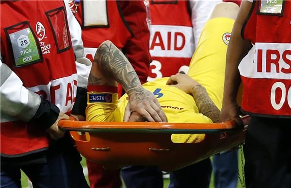 دينيس ألبيك يغادر الملعب مصاباً