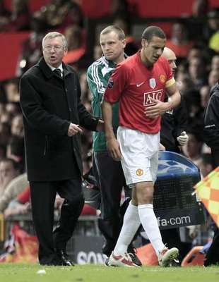 لقطة خروج فيرديناند من لقاء الذهاب أمام آرسنال مصاباً