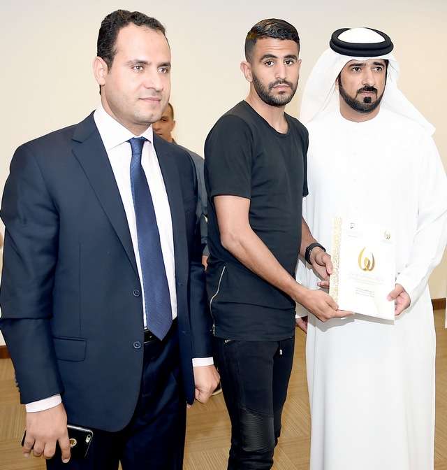 رياض محرز يتسلم اللائحة الفنية الخاصة بالدورة الثامنة من الجائزة.