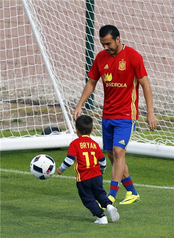  بيدرو رودريجز مع ابنه بعد التمارين