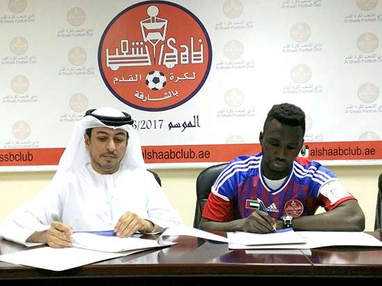 لحظة توقيع اللاعب