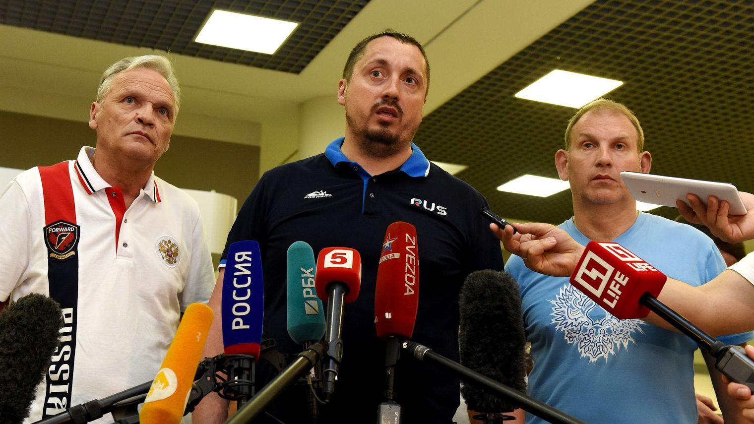 الكسندر شبريجين (وسط)