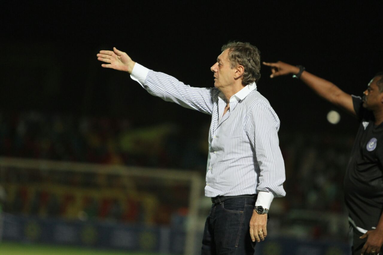 بلاتشي يوجه لاعبي الهلال امام المريخ