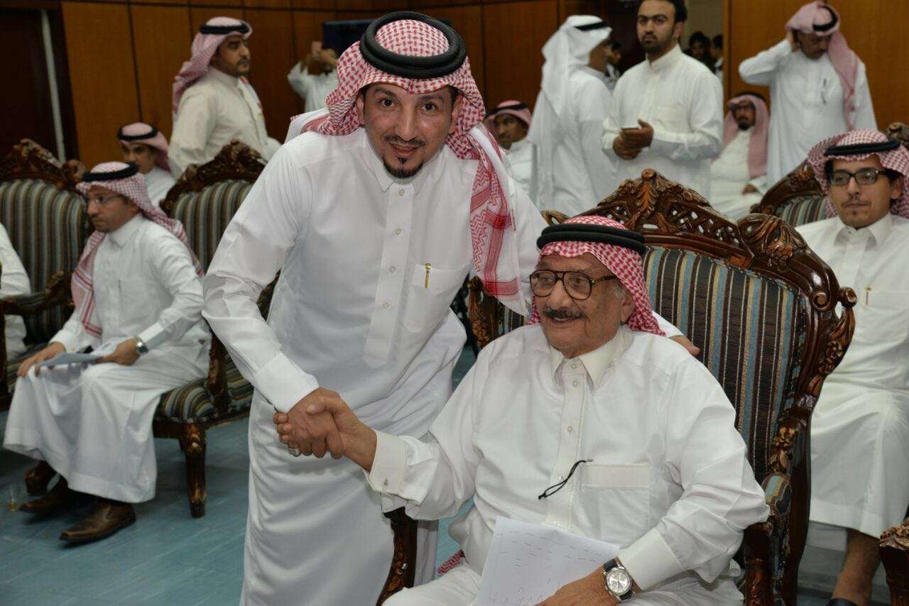 القحطاني بجوار الرئيس الفخري فيصل الشهيل