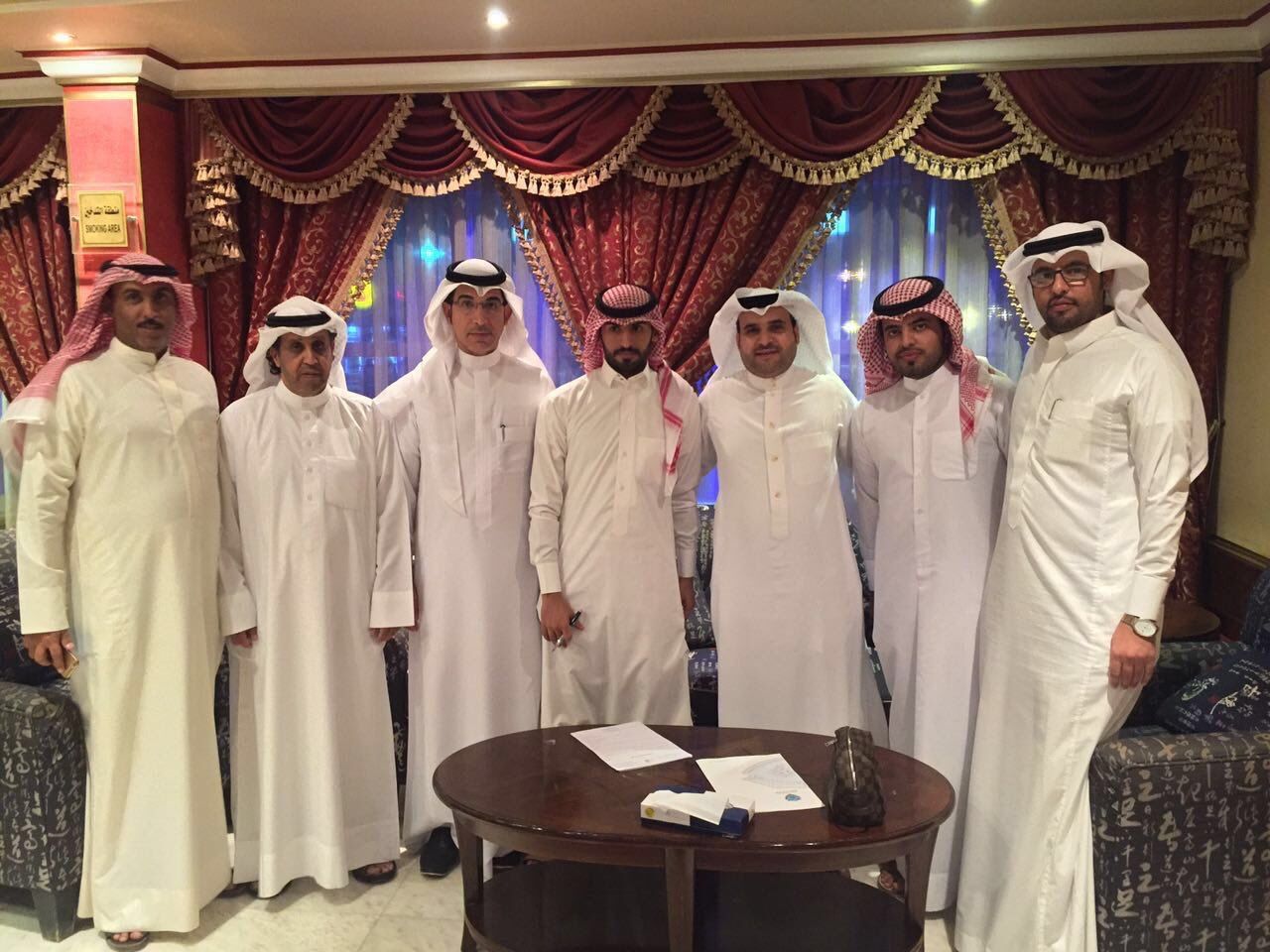 مشاري العنزي يتوسط إدارة الباطن عقب توقيعه رسمياً