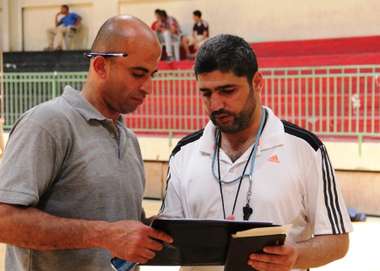 مدرب المنتخب تلاحمة الأول من اليمين