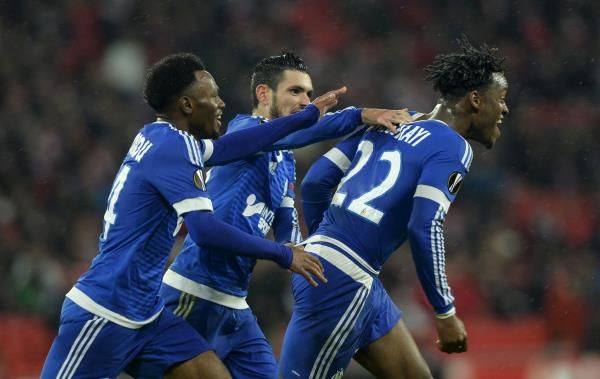 ميتشي باتشوايي (يمين)