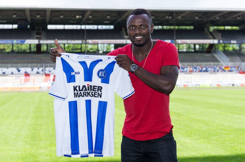 فرانك كوم يحمل قميصه الجديد مع كالسروه الالماني 