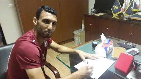 لحظة توقيع اللاعب السوري عبد الرزاق الحسين