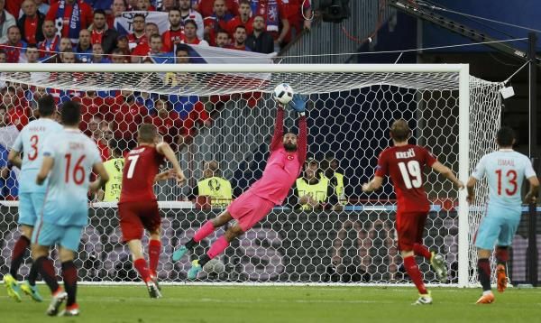 2016-06-21t194152z_221207418_lr1ec6l1iphkt_rtrmadp_3_soccer-euro-cze-tur_reuters