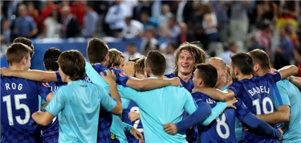 فرحة لاعبي المنتخب الكرواتي بعد الفوز على اسبانيا