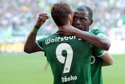 فرحة لاعبي فولفسبورج دزيكو وغرافيتي بعد تسجيل الهدف الثاني