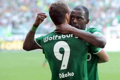 فرحة لاعبي فولفسبورج دزيكو وغرافيتي بعد تسجيل الهدف الثاني