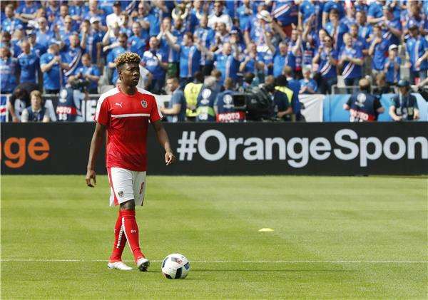 ألابا يقوم بالإحماء