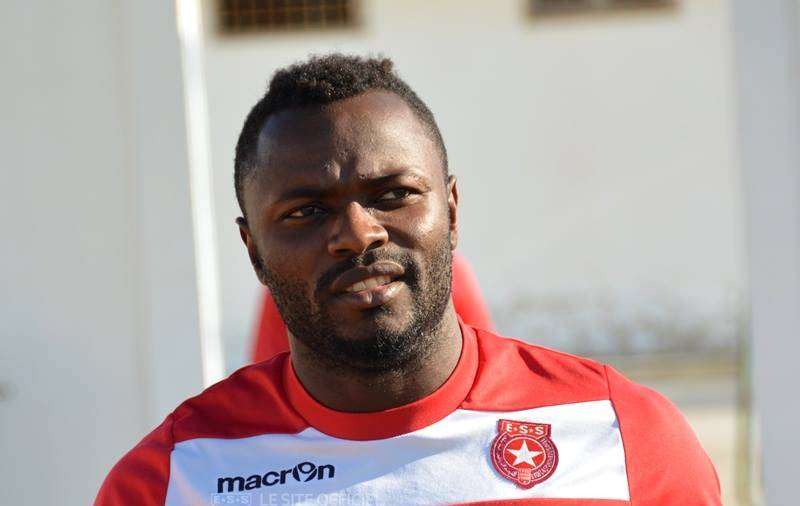 فرانك كوم خلال التدريب مع النجم الساحلي