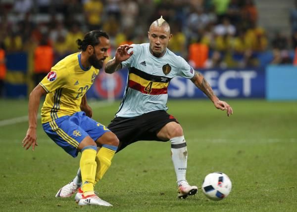 ناينجولان (يمين)