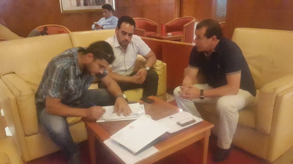  المدرب اسكندر القصري عند امضاء العقد 