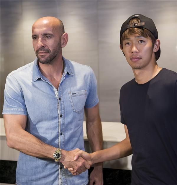 كيوتاكي مع المدير الرياضي لاشبيلية