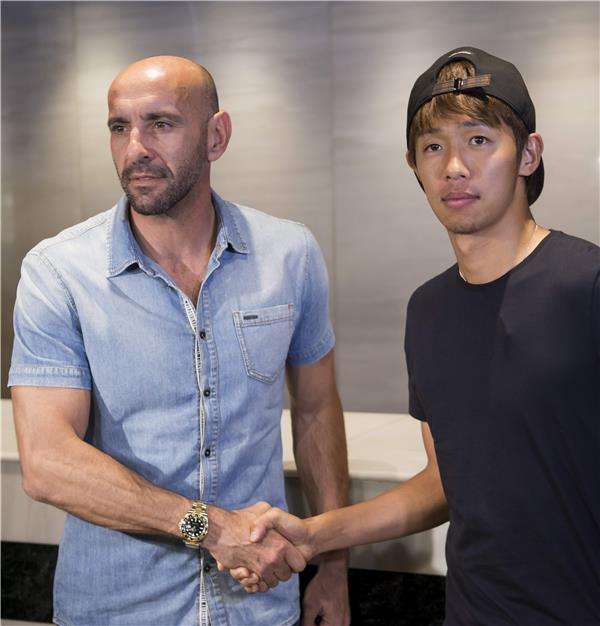 كيوتاكي مع المدير الرياضي لاشبيلية