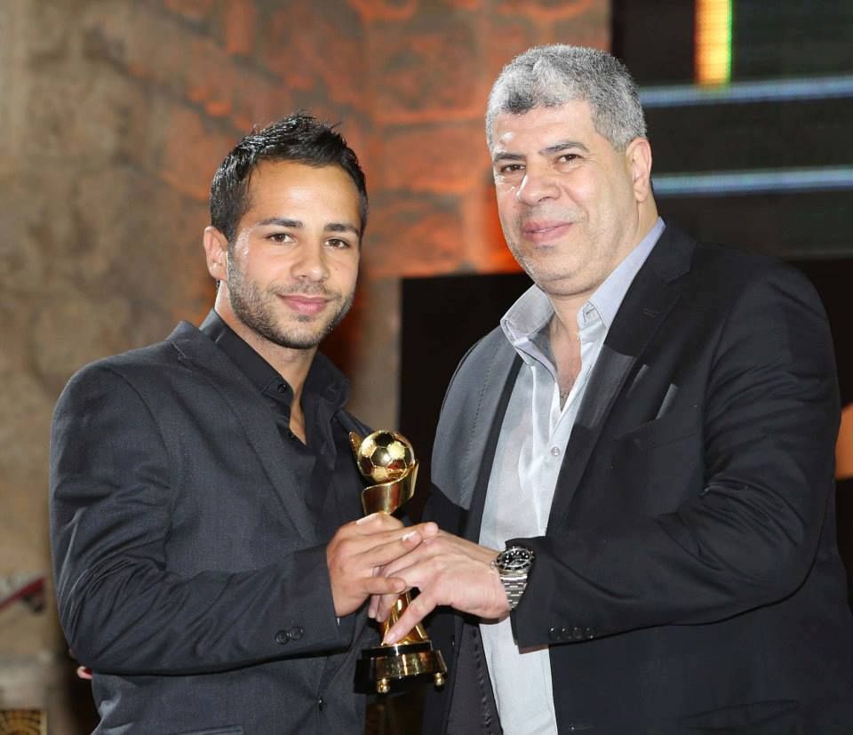 يتسلم جائزة أفضل مهاجم لموسم 2012 - 2013 من الحارس التاريخي أحمد شوبير 