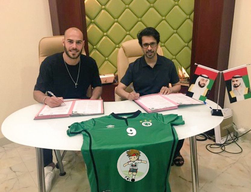  الهولندي رود بويمانز أثناء توقيع العقد