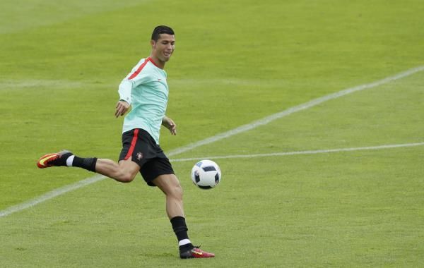 2016-06-24t100745z_1921465181_lr1ec6o0s4mxz_rtrmadp_3_soccer-euro-por_reuters