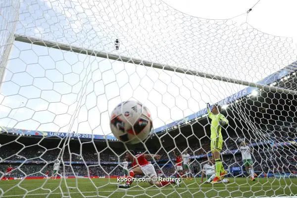?i=reuters%2f2016-06-25%2f2016-06-25t173940z_1318193599_lr1ec6p1d1uu2_rtrmadp_3_soccer-euro-wal-nir_reuters