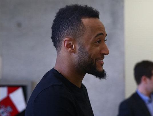  ناثان ريدموند يصل إلى النادي للتوقيع