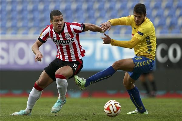 جيفري بروما (يسار)