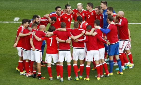 لاعبي منتخب ويلز يحتفلون بالتأهل