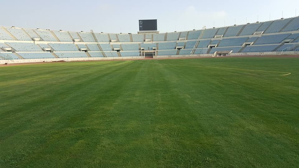 أرض استاد المدينة الرياضية كما بدت بعد التأهيل