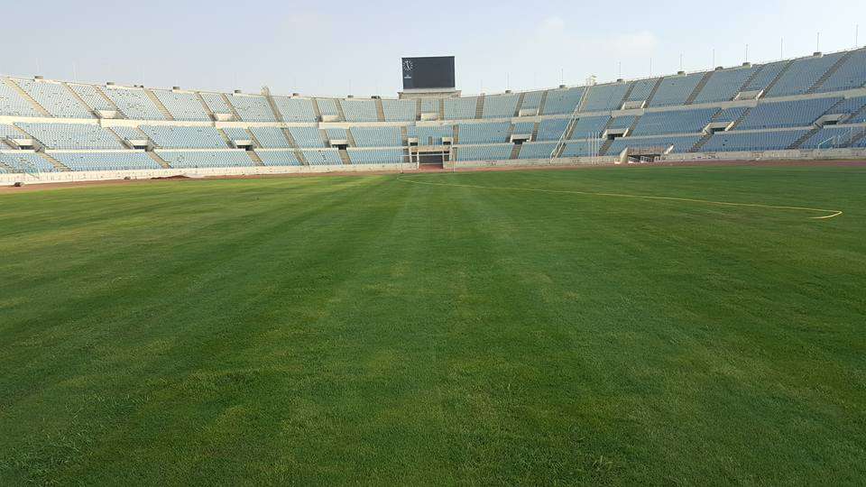 أرض استاد المدينة الرياضية كما بدت بعد التأهيل