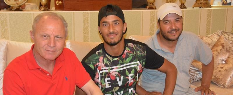 حمزة الأحمر أثناء توقيع العقد