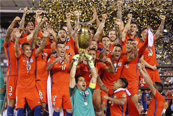 فرحة لاعبي منتخب تشيلي بالتتويج
