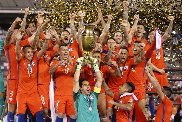 فرحة لاعبي منتخب تشيلي بالتتويج